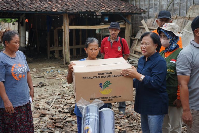 Korban Banjir Bandang di Jurangjero Sidomulyo Terima Bantuan