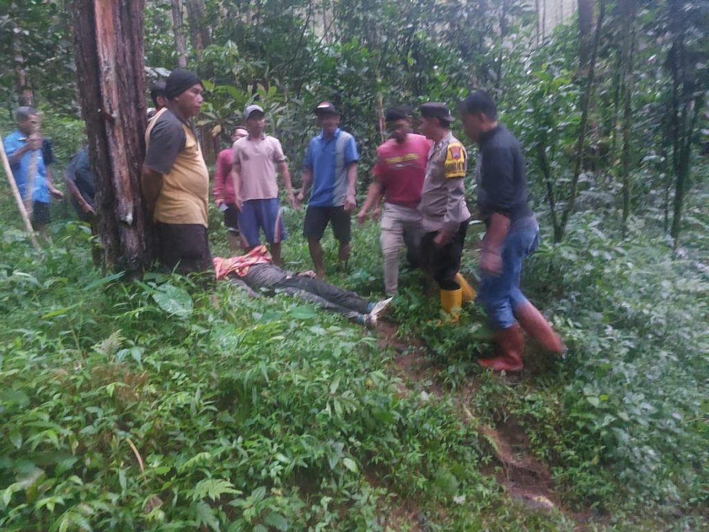 Seorang Pemuda Ditemukan Gantung Diri di Hutan Pinus Lebakbarang