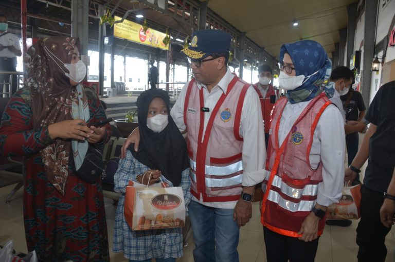 H-1 Lebaran, Menhub Kunjungi Stasiun dan Bandara di Jawa Tengah, Cek Harga Tiket
