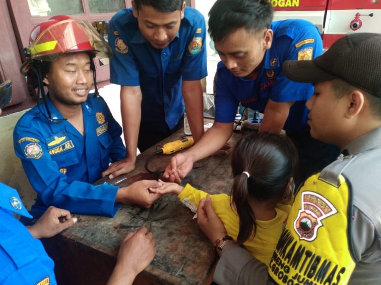 Jari Membengkak, Cincin Bocah Akhirnya Digerinda di Kantor Satpol PP