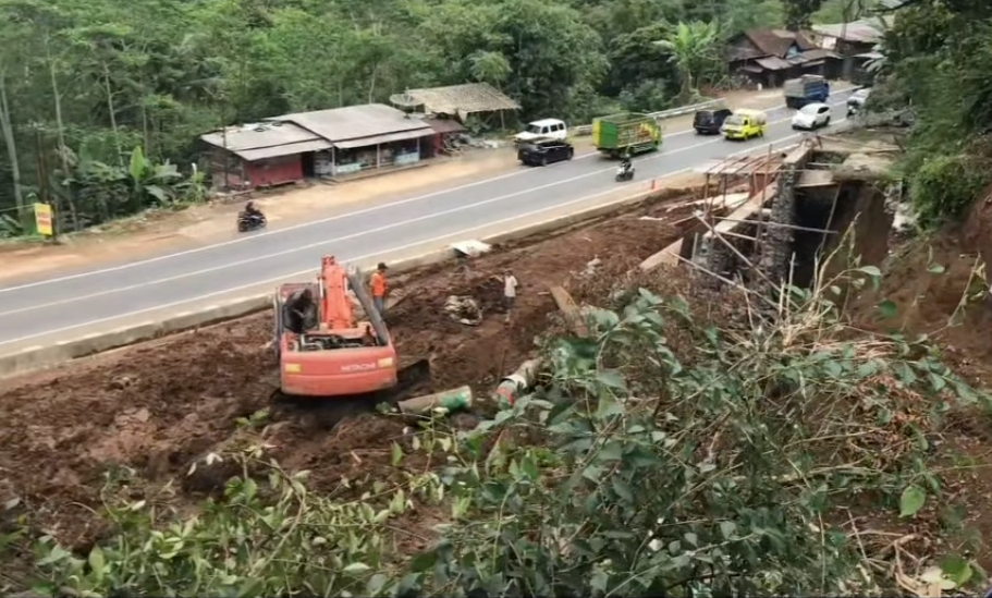 BPBD Terus Memonitor Penanganan Longsor di Jalur Mudik