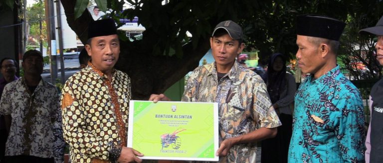 Ratusan Kelompok Tani Dapat Bantuan Bibit dan Alsintan