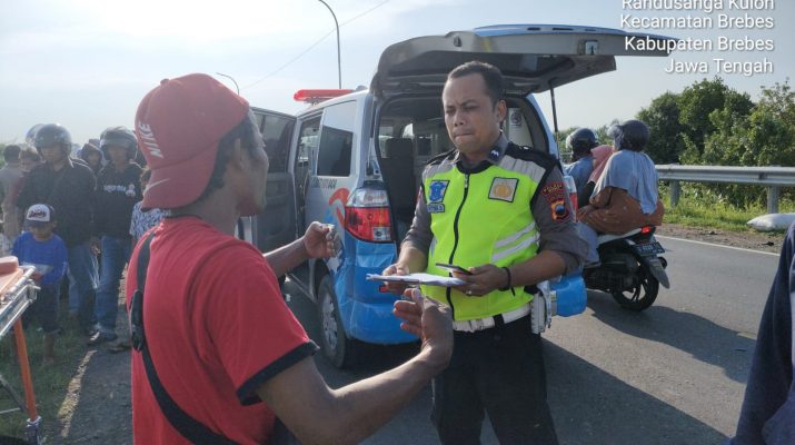Unit Gakkum Sat Lantas Polres Brebes cek TKP kecelakaan di Jalan Lingkar Utara (Jalingkut) Brebes-Tegal