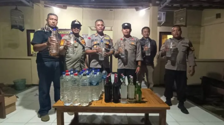 Puluhan Botol Miras dan Sejumlah Petasan di Ngawen Diamankan Polisi