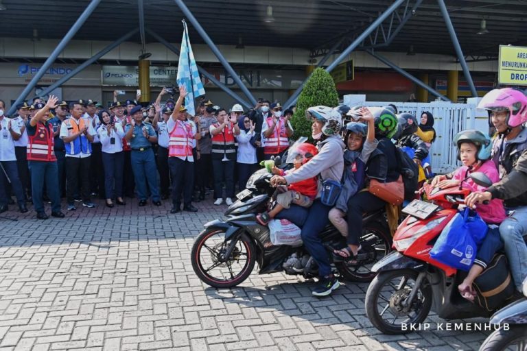 Peserta Mudik Balik dengan KM Dobonsolo dari Semarang Tiba di Priok