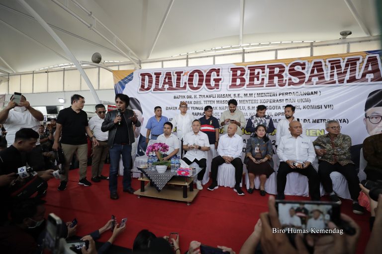 MenKopUKM dan Mendag Perbolehkan Jualan Pakaian Bekas Impor Hingga Stok Habis