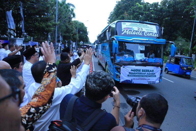 Menag lepas Mudik Berkah Kemenag di halaman kantor Kementerian Agama, Selasa (18/04).