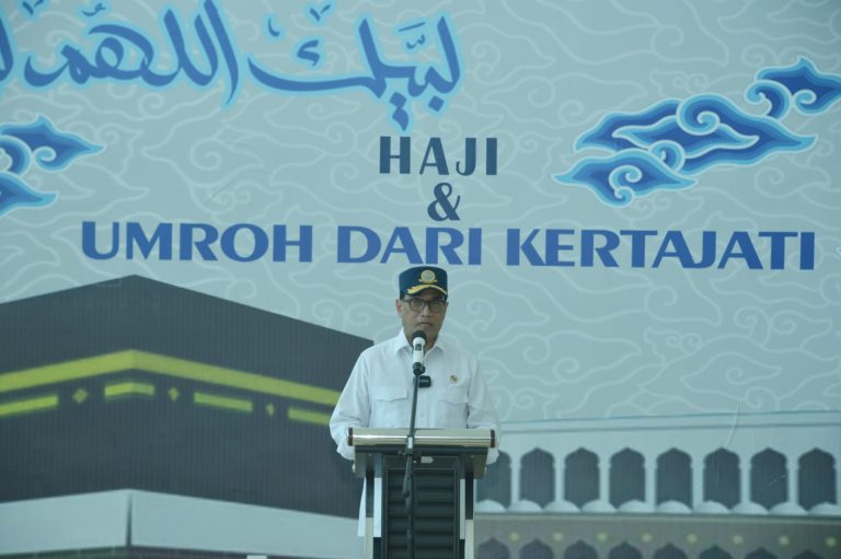 Menko PMK dan Menhub Lepas Keberangkatan 210 Jamaah Umroh Dari Bandara Kertajati