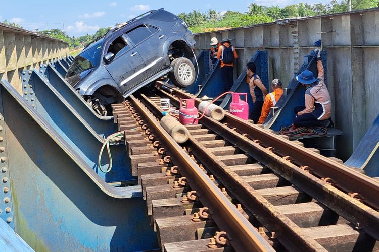 Mobil SUV Melintang di Atas Rel KA, Polisi: Sopir Positif Narkoba