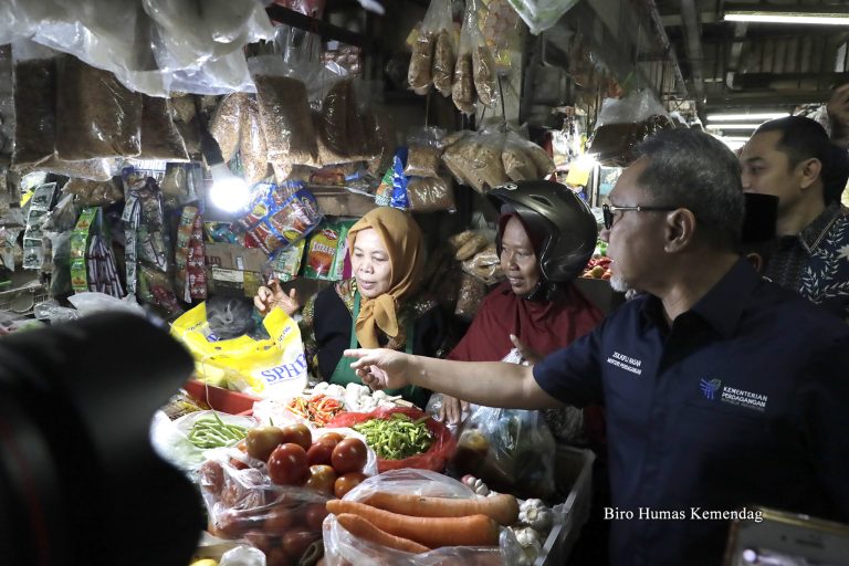 Mendag Zulkifli Hasan saat meninjau Pasar Wonokromo di Surabaya