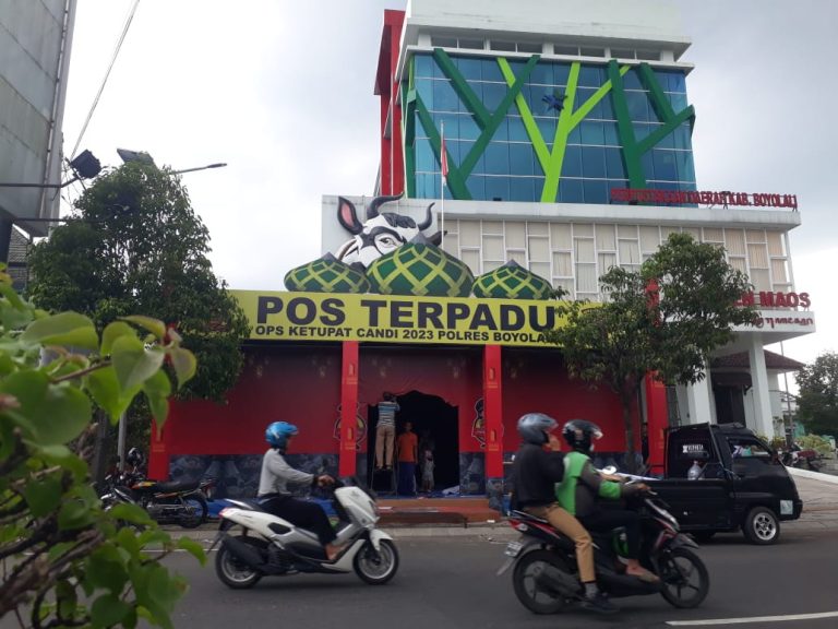 Pos Terpadu mudik Lebaran 2023 yang berada di depan Perpustakaan “Remen Maos”.