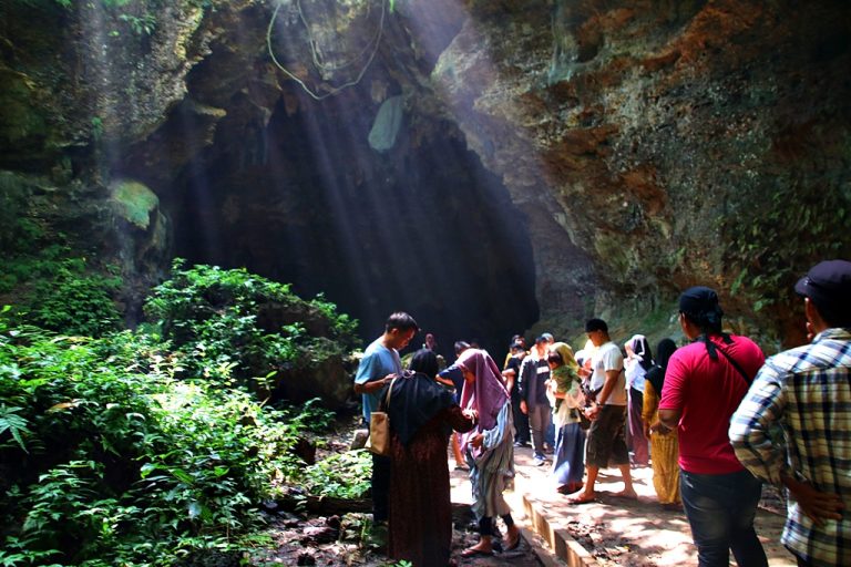 Musim Libur Lebaran, Gua Terawang Blora Ramai Pengunjung