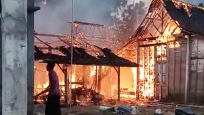 Ditinggal Nyekar, Dua Rumah di Bandungrojo Hangus Terbakar