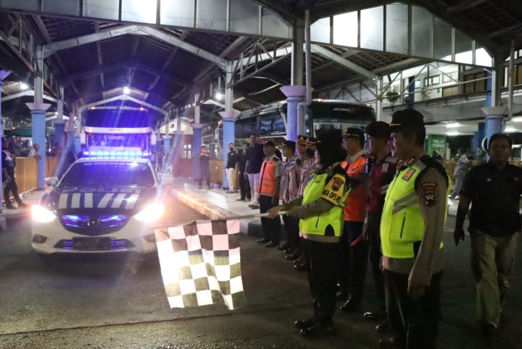 Polres Pekalongan Kota Berangkatkan Bus Program Mudik Balik Gratis