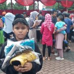 Pengunjung Bazar Senang Dapat Pakaian Gratis