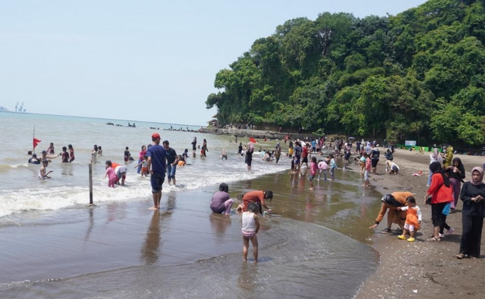 Libur Lebaran Kawasan Wisata Pantai Sigandu Jadi Tujuan Favorit