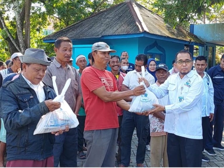 Jelang Lebaran, PDAM Kebumen Bagi 960 Paket Sembako untuk Tukang Becak dan ABK