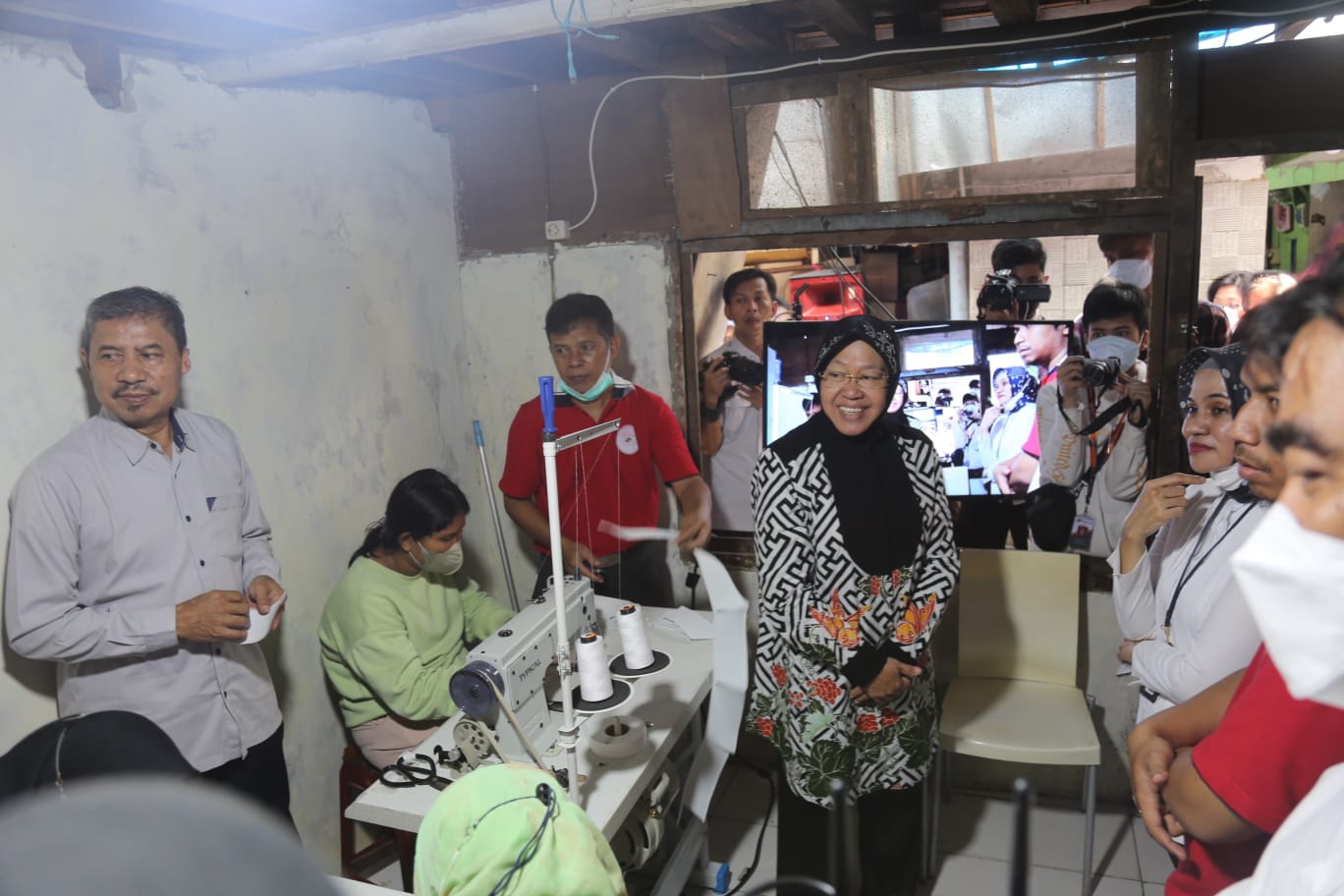 Berdayakan Kampung Bedeng, Hotel Berbintang Serap “Slipper” Buatan Warga
