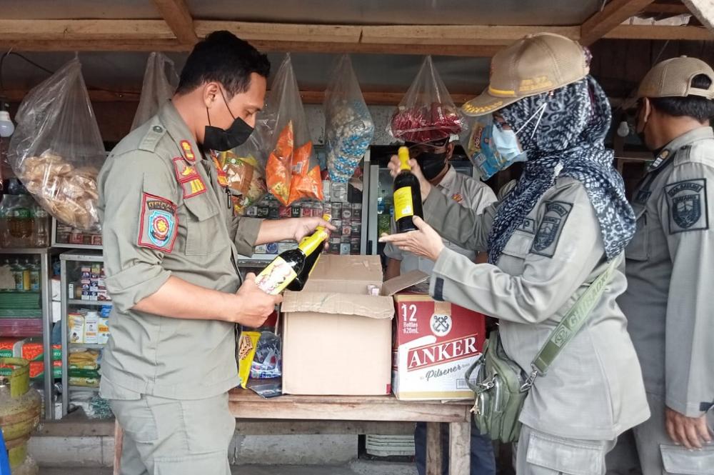 Gencarkan Operasi Miras, Satpol PP Batang Sita 45 Botol Miras