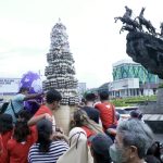 Gunungan telur diarak menggunakan mobil pickup berjalan mengelilingi simpang siaga, Sabtu (08/04)