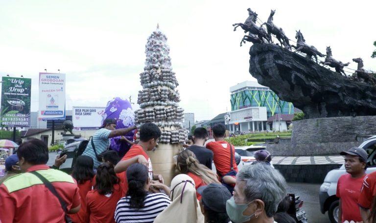 Gunungan telur diarak menggunakan mobil pickup berjalan mengelilingi simpang siaga, Sabtu (08/04)