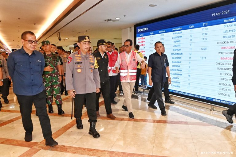 Menhub dan Kapolri Tinjau Langsung Situasi Arus Mudik di Surabaya