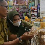Pastikan Konsumen Aman, Dinkopdag Periksa Makanan Kedaluarsa