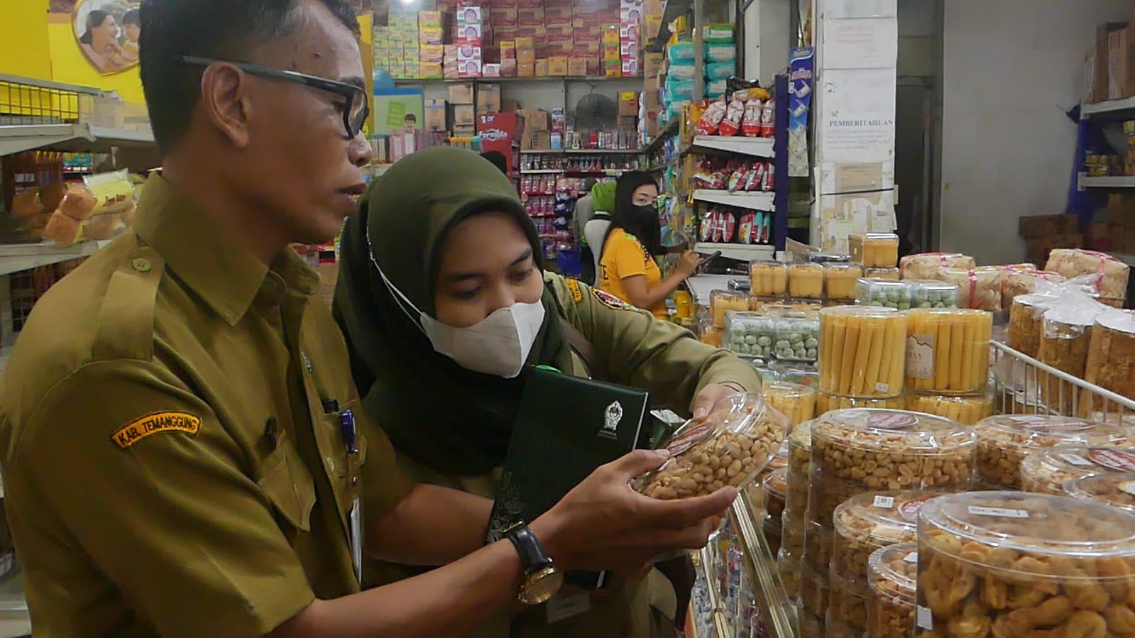 Pastikan Konsumen Aman, Dinkopdag Periksa Makanan Kedaluarsa