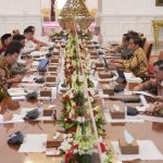 Presiden Jokowi memimpin Ratas mengenai Kebijakan Pupuk Organik, di Istana Merdeka, Jakarta, Kamis (27/04).