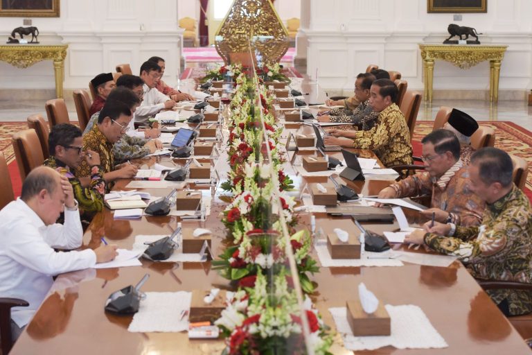 Presiden Jokowi memimpin Ratas mengenai Kebijakan Pupuk Organik, di Istana Merdeka, Jakarta, Kamis (27/04).