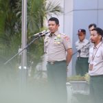Kepala BNPB Letjen TNI Suharyanto memberi arahan kepada para pegawai pada apel pagi di Graha BNPB, Jakarta