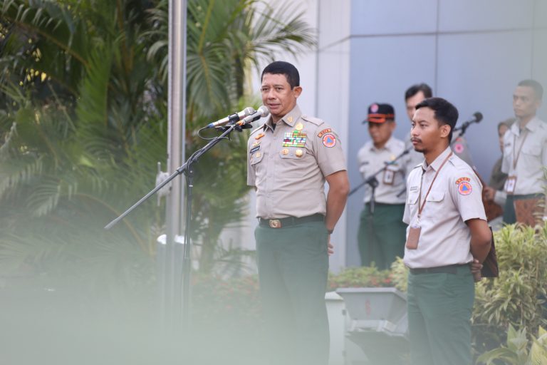 Kepala BNPB Letjen TNI Suharyanto memberi arahan kepada para pegawai pada apel pagi di Graha BNPB, Jakarta