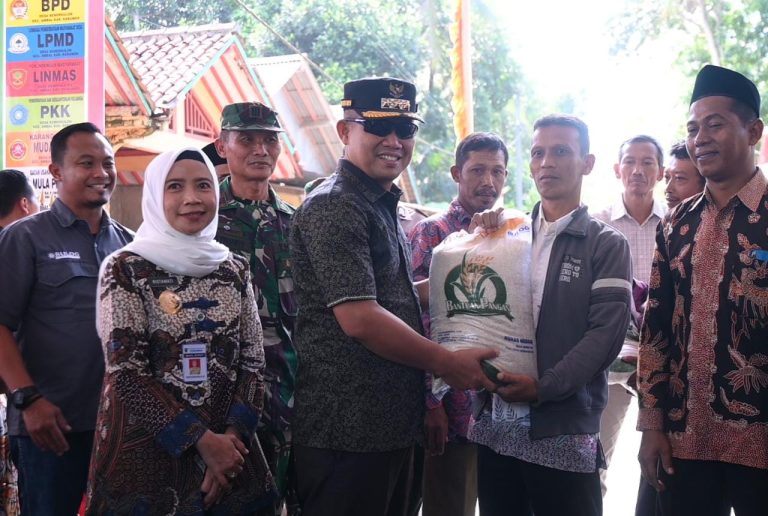 Bupati Kebumen Salurkan Bantuan Pangan Puluhan Ton Beras untuk Warganya