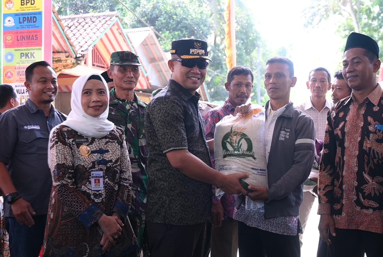 Bupati Kebumen Salurkan Bantuan Pangan Puluhan Ton Beras untuk Warganya