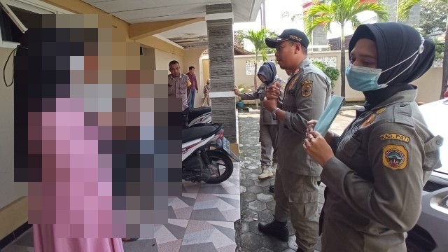 Asyik Bermesraan, 10 Pasangan Non-Muhrim Terciduk Satpol PP