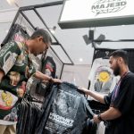Menparekraf Sandiaga Uno memilih salah satu produk fesyen di JakCloth Lebaran 2023 di Hall B Jakarta Convention Center (JCC), Jakarta Pusat.