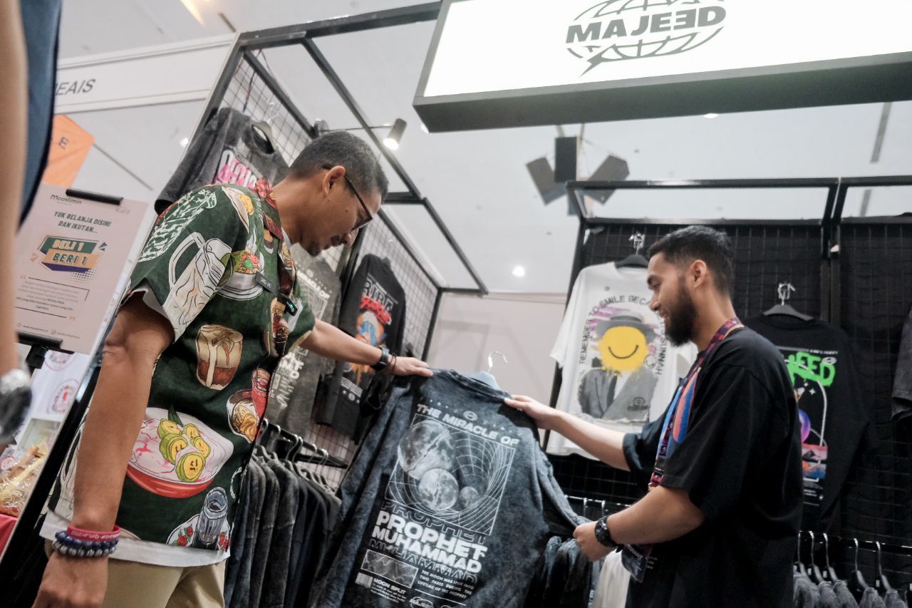 Menparekraf Sandiaga Uno memilih salah satu produk fesyen di JakCloth Lebaran 2023 di Hall B Jakarta Convention Center (JCC), Jakarta Pusat.