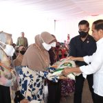 Presiden Jokowi meluncurkan penyaluran cadangan beras pemerintah untuk bantuan pangan tahun 2023, di Perum Bulog Pusat Distribusi Ngabeyan, Kabupaten Sukoharjo, Senin (10/04).