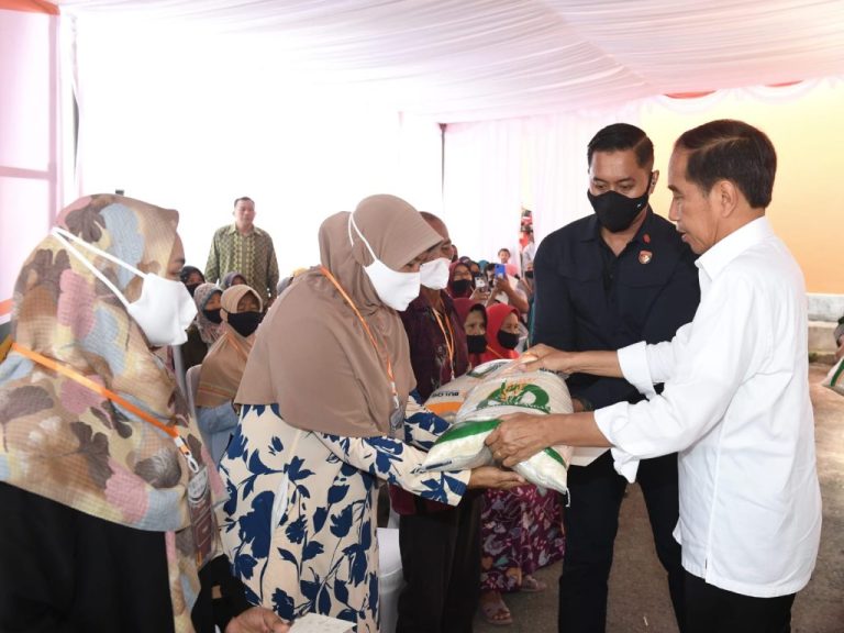 Presiden Jokowi meluncurkan penyaluran cadangan beras pemerintah untuk bantuan pangan tahun 2023, di Perum Bulog Pusat Distribusi Ngabeyan, Kabupaten Sukoharjo, Senin (10/04).