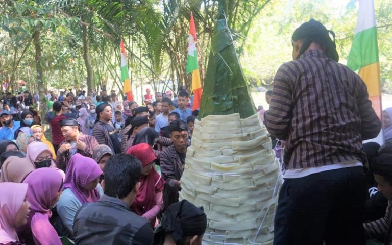 Rayakan Syawalan, Desa Cepokokuning Batang Sajikan Getuk Setinggi 2 Meter