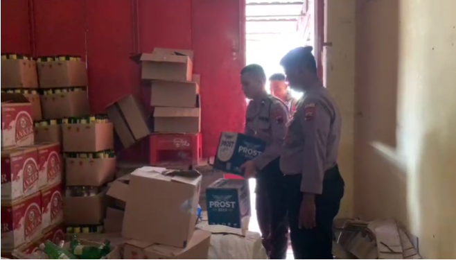 Gerebek Sebuah Gudang Penyimpanan, Polisi Amankan 20 Dus Miras