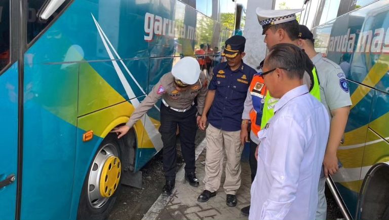 Jelang Ops Ketupat, Petugas Gabungan Gelar Ramp Check di Terminal Cepu