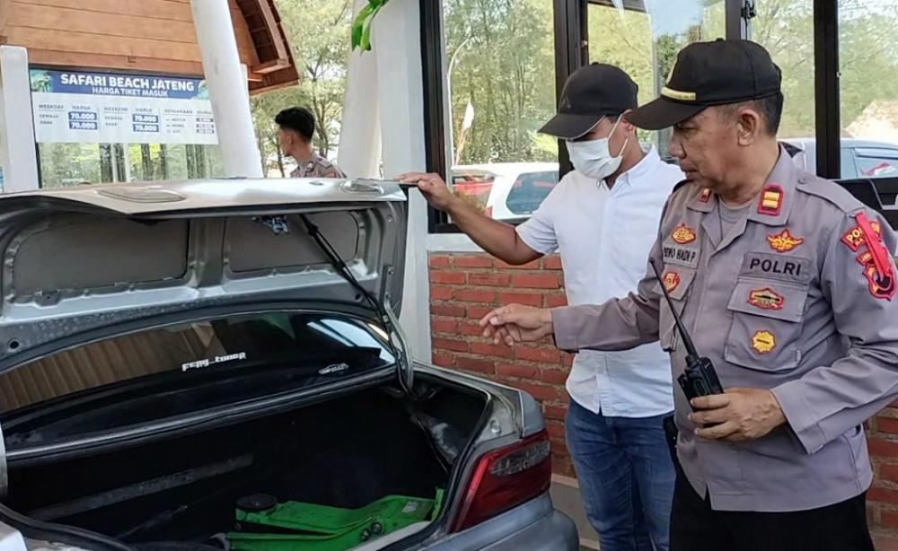Masuk Objek Wisata, Kendaraan Pengunjung Jalani Pemeriksaan