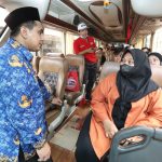 Lepas Pedagang Warmindo Mudik, Gus Yasin Ingatkan Jaga Kondisi Kesehatan