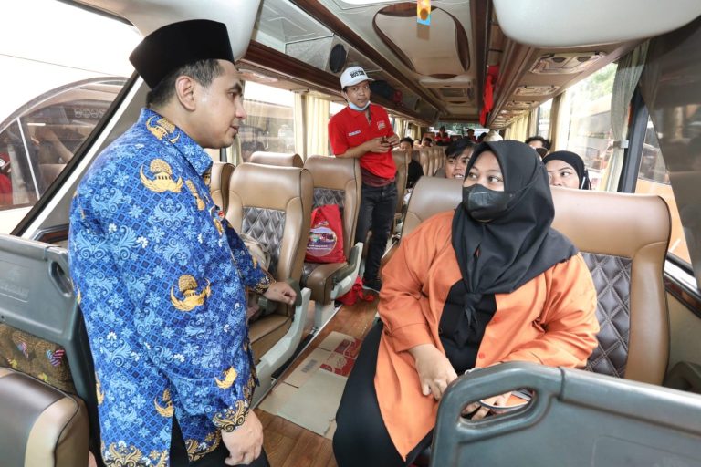 Lepas Pedagang Warmindo Mudik, Gus Yasin Ingatkan Jaga Kondisi Kesehatan