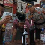 Gelar Operasi Pekat, Polsek Tayu Sita Ratusan Botol Miras