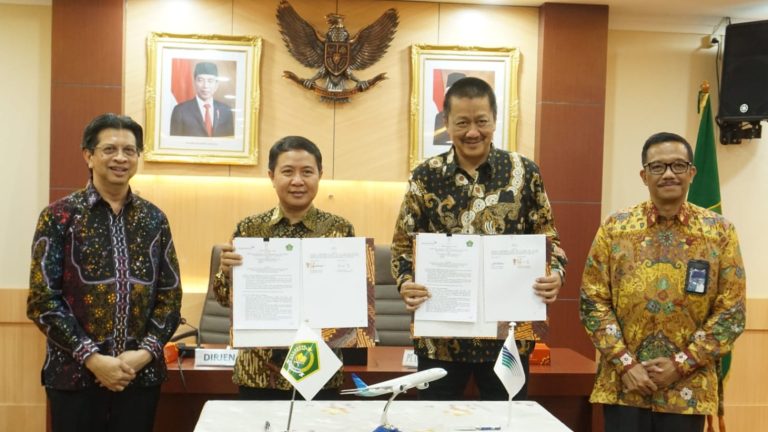 Dirjen PHU Hilman Latief dan Dirut PT Garuda Indonesia Irfan Setiaputra tandatangani kerja sama penerbangan jemaah haji Indonesia.