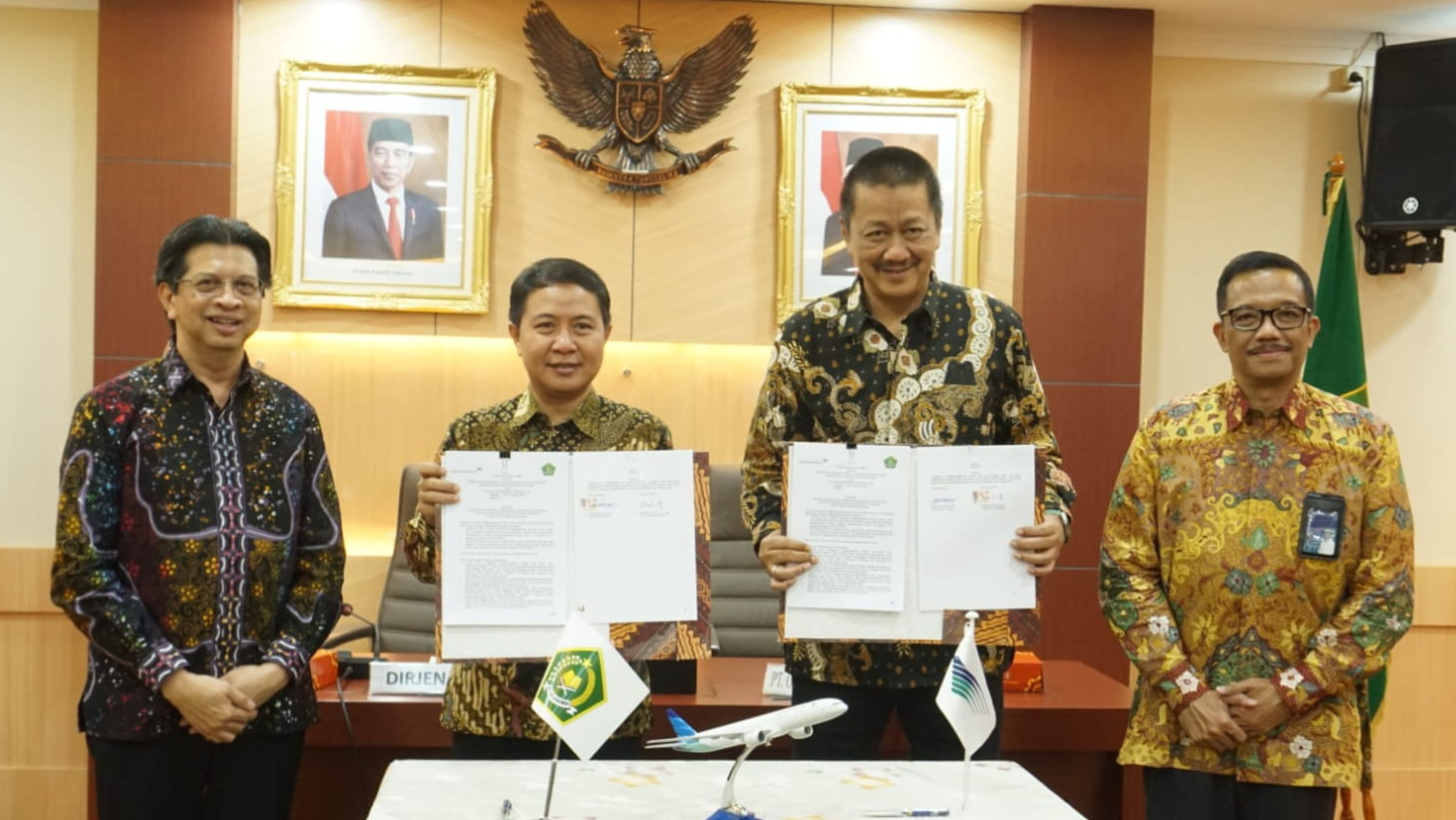 Dirjen PHU Hilman Latief dan Dirut PT Garuda Indonesia Irfan Setiaputra tandatangani kerja sama penerbangan jemaah haji Indonesia.