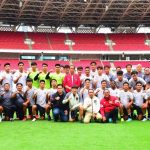 Presiden Jokowi didampingi Ketua Umum PSSI Erick Thohir bertemu para pemain Timnas Indonesia U-20, di Stadion GBK Jakarta, Sabtu (01/04).