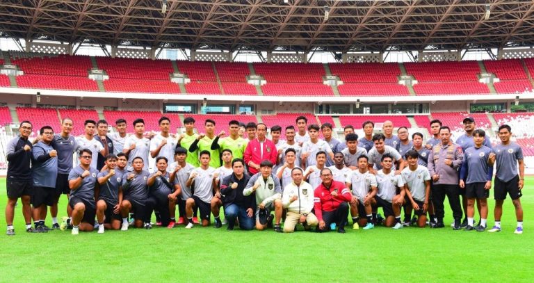 Presiden Jokowi didampingi Ketua Umum PSSI Erick Thohir bertemu para pemain Timnas Indonesia U-20, di Stadion GBK Jakarta, Sabtu (01/04).
